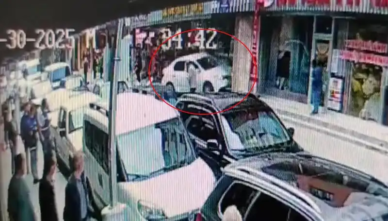 Alkollü Sürücü, Mağazaya Dalınca Çocuklar Kıl Payı Kurtuldu