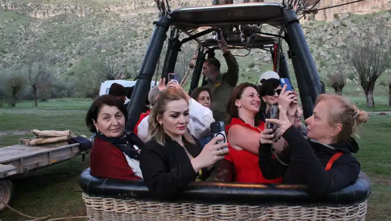 Ihlara Vadisi'nde Anneler Günü İçin Renkli Balon Festivali Düzenlendi