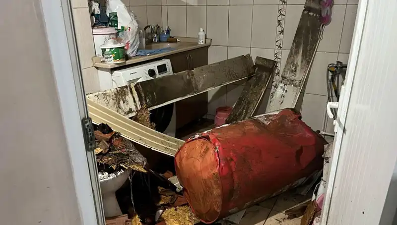 Ege Bölgesi'nde Ani Fırtına: Ağaçlar Devrildi, Caddeler Beyaza Büründü