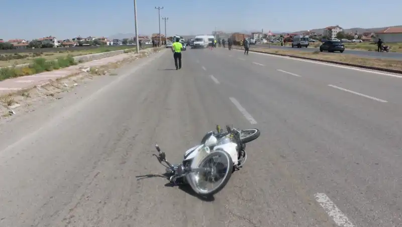 Dur İhtarına Uymayan Araç, Polise Çarpınca Olaylar Gelişti
