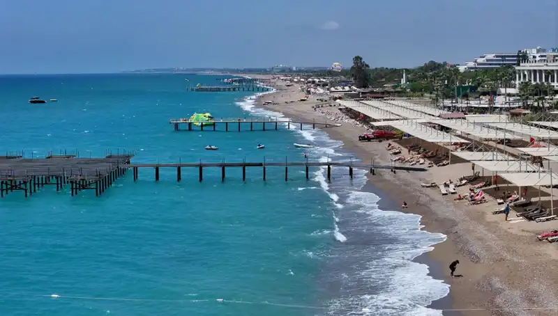 Antalya Sahillerinde Güneşli Hava: Tatilcilerin İlgisi Artıyor