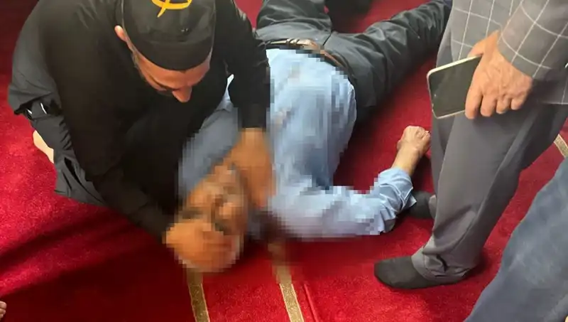 Camide Namaz Kılan Adam Bıçaklandı: Gizemli Olayın Perdesi Aralanıyor