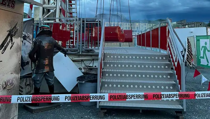 Çocuk Eğlencelerinde Tehlikeli Anlar: Dönen Salıncak Reklam Direklerine Çarptı