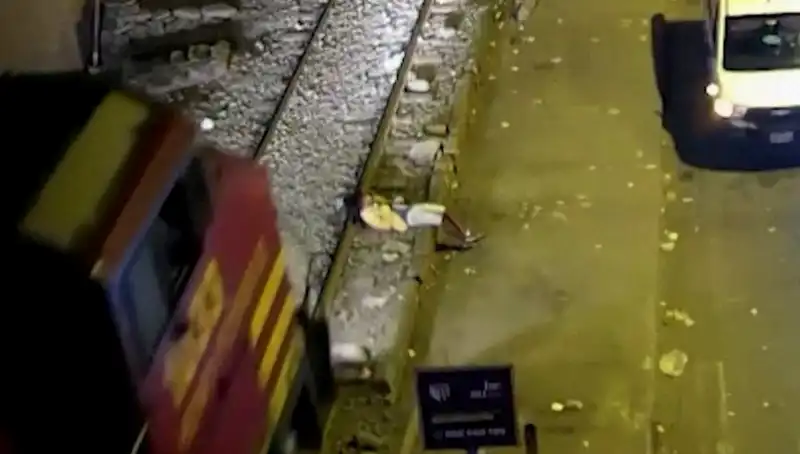 Hayret Verici Olay: Tren Çarptıktan Sonra Yürüyen Adamın Mucizevi Hikayesi