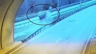 Tünel Çıkışında Feci Kaza: Araç Hurdaya Döndü, 1 Yaralı