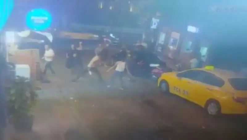 Beyoğlu'nda Kanlı Kavga: Laf Atma Neden Oldu