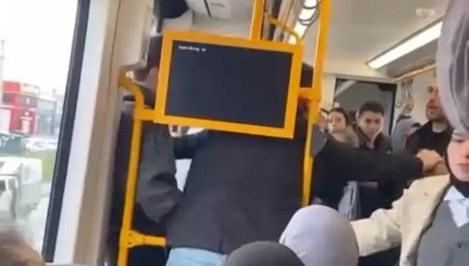 Metroda Çıkan Tekme Tokat Kavga: Yolcular Şoka Girdi!