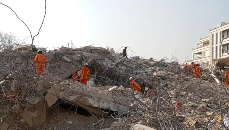 Çağrıya Yanıt Veren Türk Kurtarma Ekipleri Myanmar'da Hayat Kurtardı