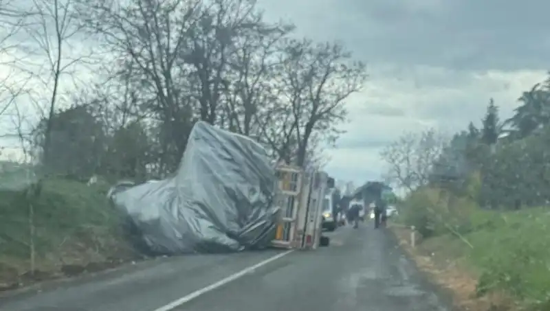 Tekirdağ'da Saman Yüklü TIR Devrildi: Kaza Anı ve Sonrası