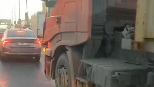 D-100'de Yol Verme Kavgası: TIR’ı Üstüne Süren Sürücü Olay Yaratıyor
