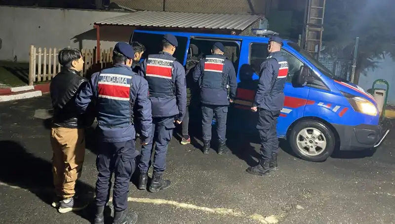 Edirne'de Düzensiz Göçmen Avı: 17 Kişi Yakalandı, Sınır Güvenliği Artırıldı