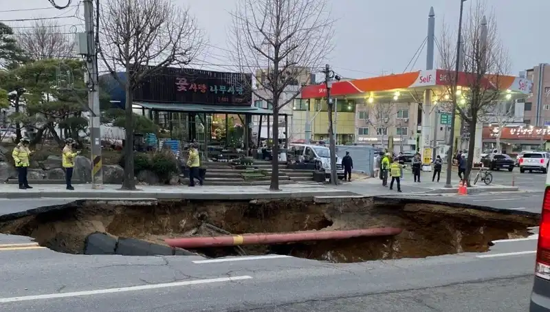 Güney Kore'de Motosikletin Yuttuğu Dev Çukur: Beklenmedik Kaza ve Sonrası