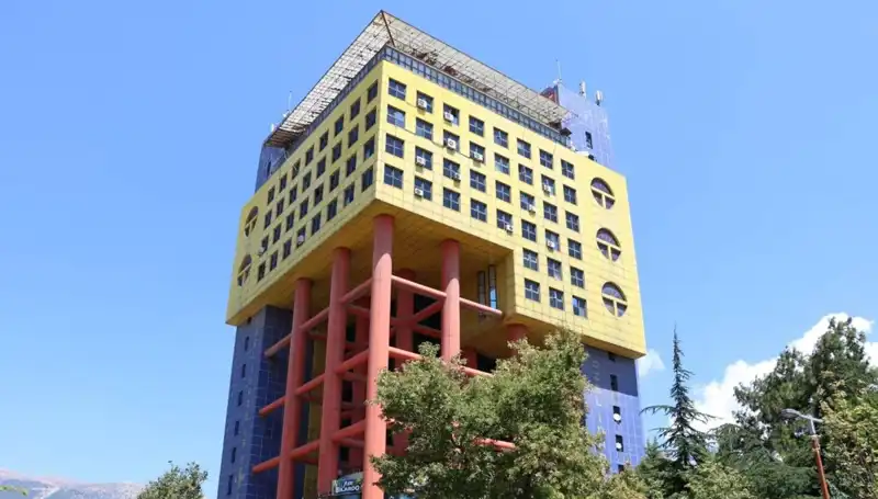 Dünyanın "En Saçma Binası" Yıkılıyor, Yerine Yeni Proje Başladı!