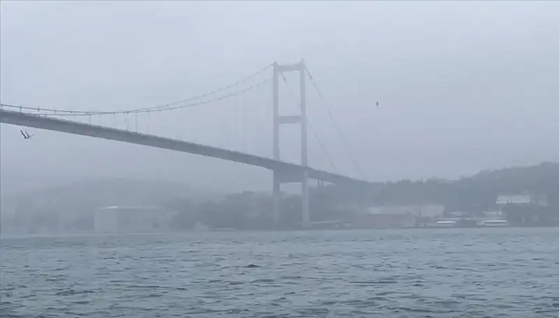 İstanbul Boğazı'nda Sis Yüzünden Gemi Trafiği Aksamış Durumda
