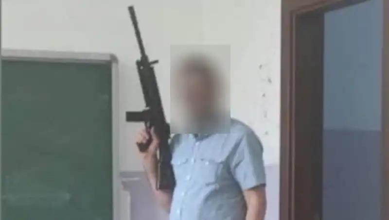 Okulda Tüfekle Poz Veren Müdür Yardımcısına Soruşturma Açıldı