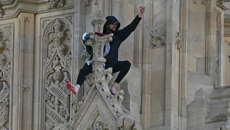 Londra’da Filistin Bayrağıyla Big Ben’e Tırmanan Protestocu Dikkatleri Üzerine Çekti
