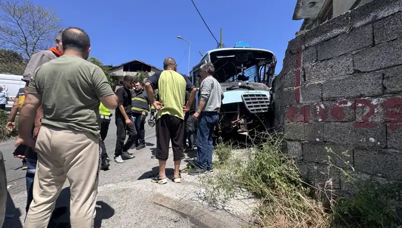 Minibüsün Kontrolden Çıkması: 14 Kişi Yaralandı!