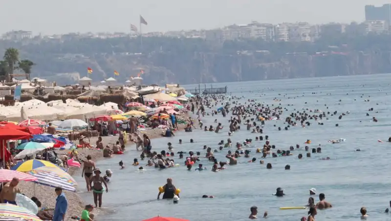 Antalya’nın Sıcak Deniziyle Yaz Eğlencesi Başlıyor: Sürprizler Kapıda!