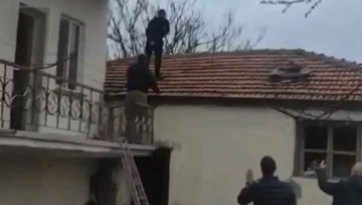 Çatıdaki Şüpheli Direnince Polis İntervansiyonu: "Bir Daha Yatamam!"