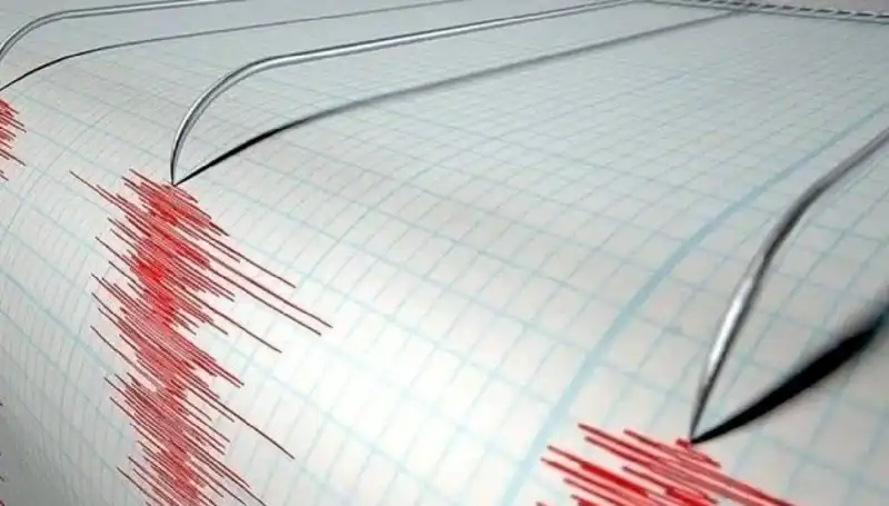 Ege Denizi'nde 3.5 Büyüklüğünde Deprem Beklenmedik Korku Yarattı