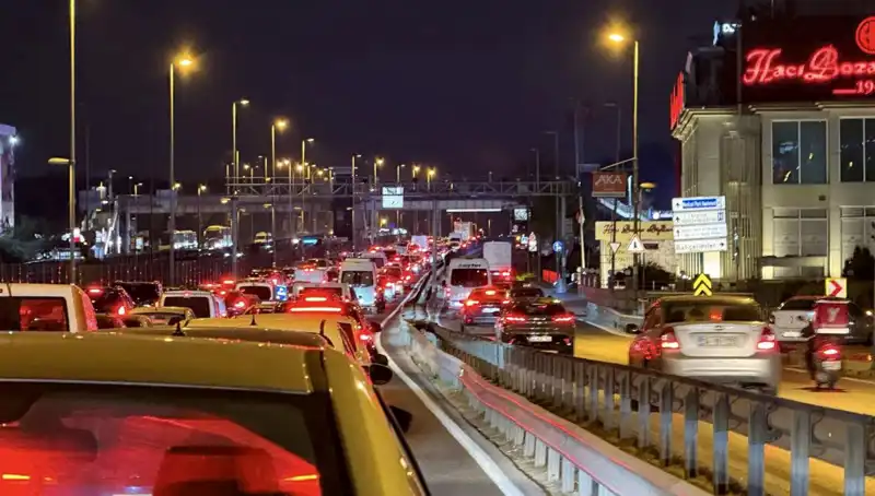 Yenibosna Metrobüs Yaya Üst Geçidi: Yeni Tasarım ve Güvenlik için Çalışmalar Başladı