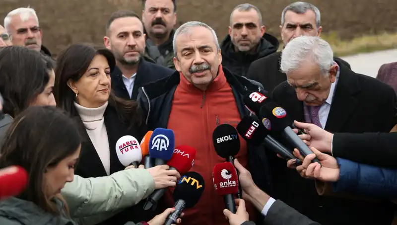İmralı’dan PKK’ya Sarsıcı Çağrı: Öcalan’ın Mesajı Ne Anlama Geliyor?