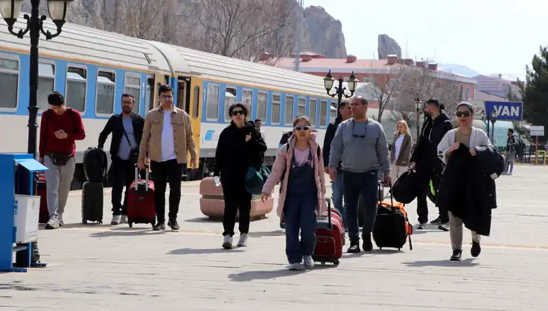 İranlı Turistlerin Nevruz Kutlaması İçin Van’a Yüzlerce Yıllık Yolculuğu