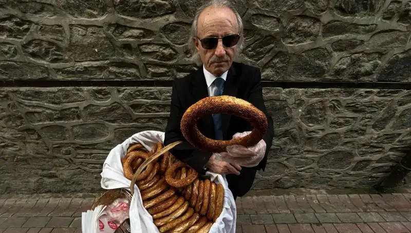 Kravatlı Simitçi: Şehirdeki Yeni Fenomenin Hikayesi