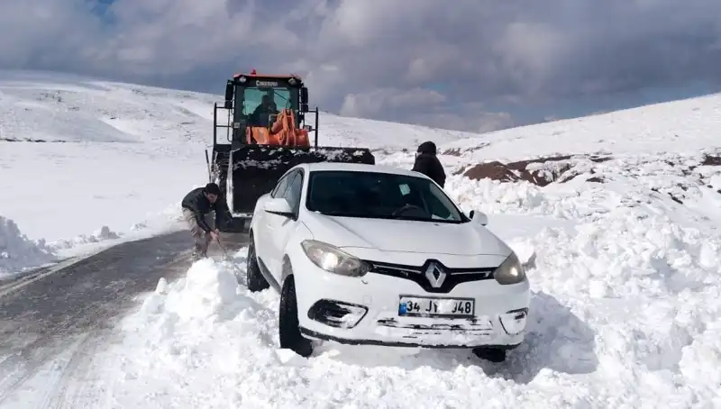 Muş’ta Kar Yağışı Hayatı Olumsuz Etkiledi: 60 Kişi Mahsur Kaldı