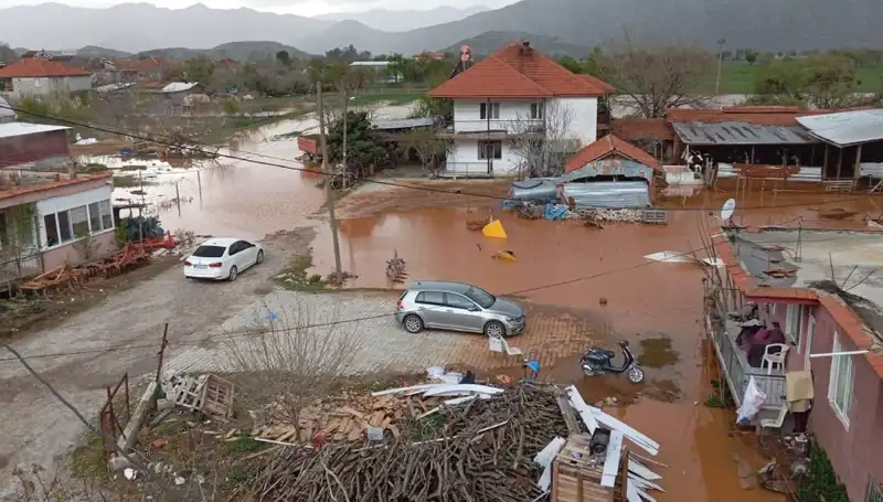 Burdur'daki Şiddetli Yağışlar Hayatı Olumsuz Etkiledi: Evler ve Ahırlar Suya Gömüldü