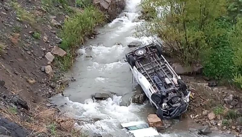 Hakkari'de Minibüs Devrildi: Üzücü Kaza Can Aldı ve Yaralılar Var