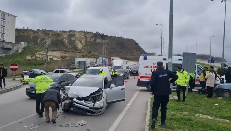 Sinop'ta Korkutan Otomobil Kazası: Yaralılar Hastaneye Kaldırıldı