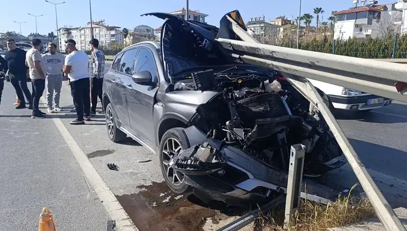 Kaza Yapmamak İçin Bariyerlere Çarpan Sürücünün Hikayesi