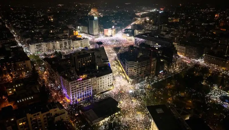 Sırbistan'da Öğrenci Hareketleri: Belgrad Sokaklarında Dev Protesto Gösterileri