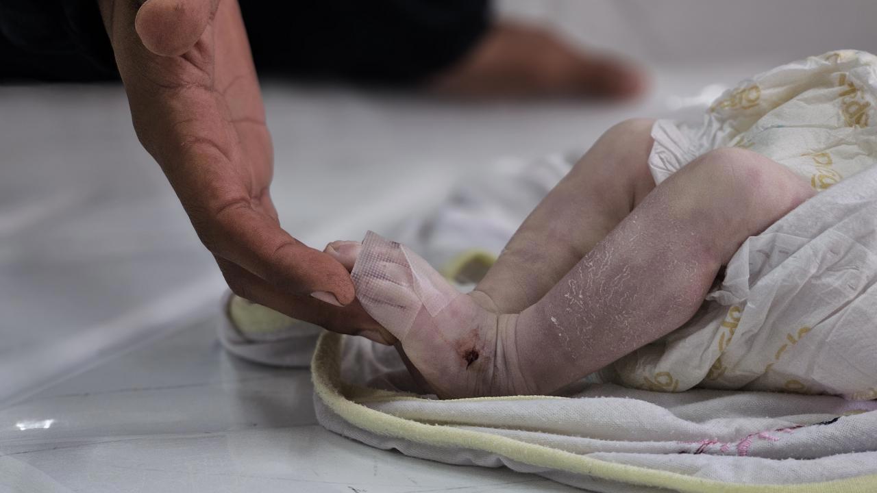 Gazze'de Çadırlarda Nöbet Tutarak Çocukları Koruyan Aileler