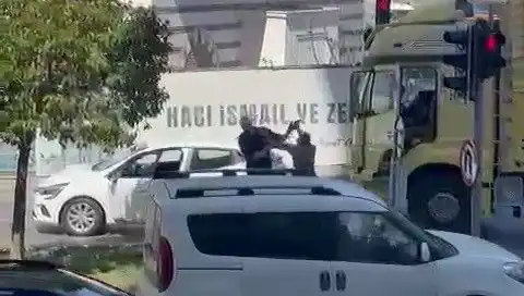 İstanbul Trafiğinde Çekiçli Dehşet: Neler Oluyor?