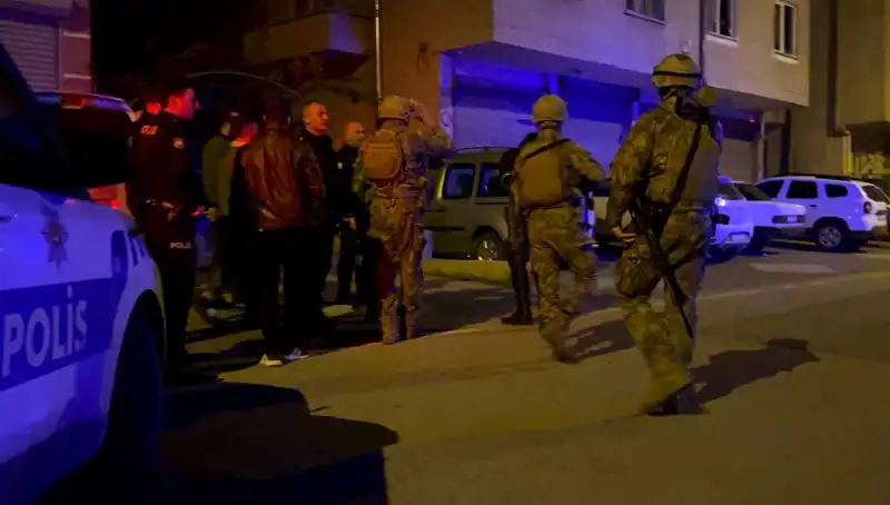 Tüfekle Balkondan Ateş Açan Şahıs, Polisi Gördüğünde Kendini Evinin İçine Kapattı
