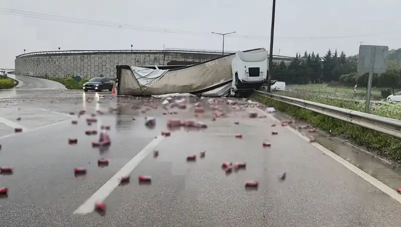 TIR Kazasında İçkiler Yola Saçıldı: Olayın Ayrıntıları Şok Etti
