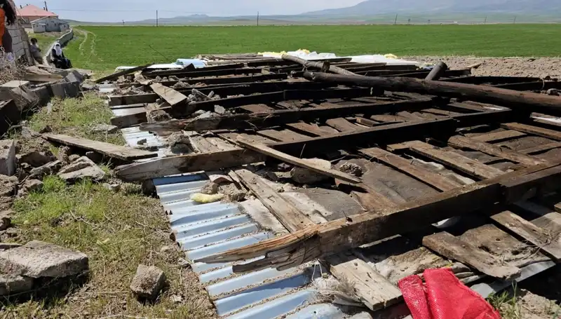 Bitlis'te Fırtına Korkunç Hasara Yol Açtı, Çatılar Uçtu