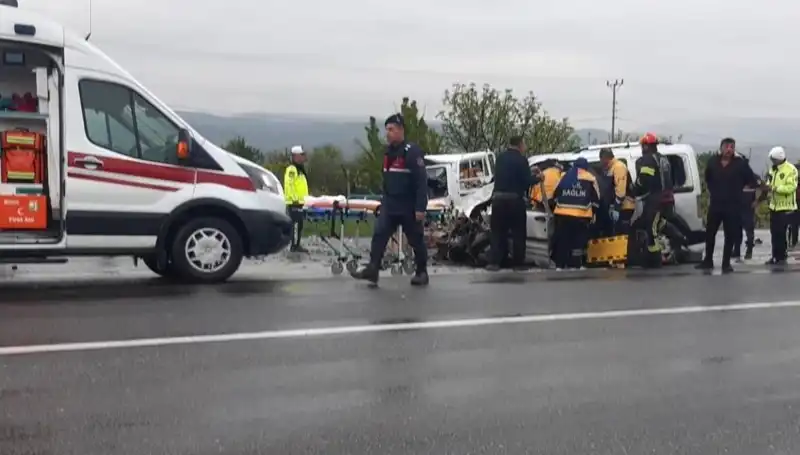 Denizli'de Feci Kaza: İki Araç Kafa Kafaya Çarpıştı, Çok Sayıda Yaralı!