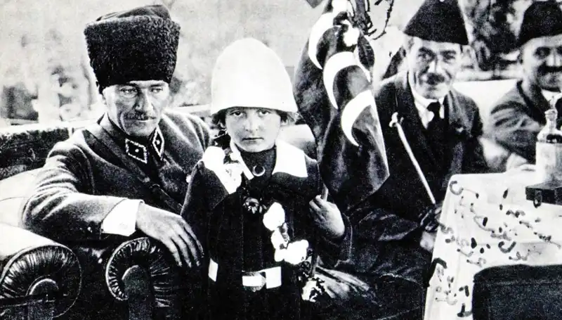 Unutulmaz Fotoğraf: O Şapkanın Altında Gizli Bir Bayram Doğdu