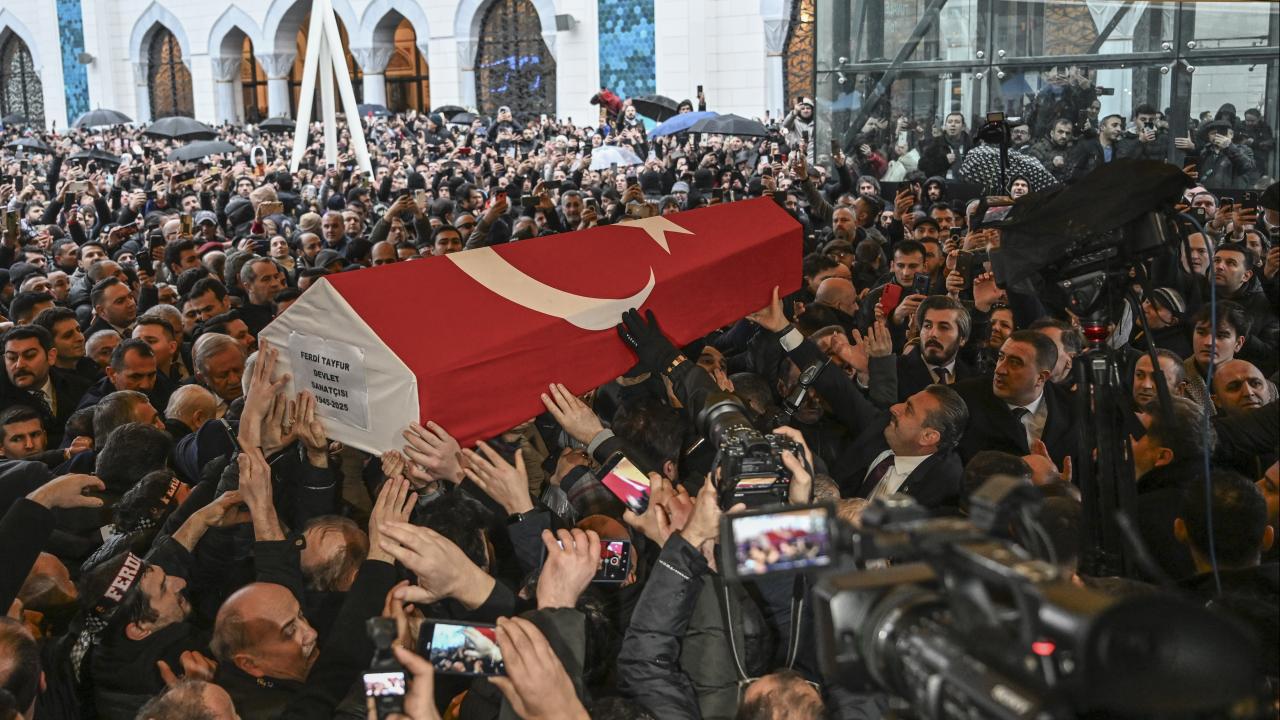 Türk Sanat Müziği'nin Unutulmaz Sesinden Veda: Ferdi Tayfur Son Yolcuğuna Uğurlandı