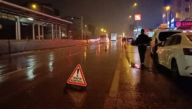 Bursa'da Kaza Sonrası Polise Çarpan Kamyonet Şok Etti