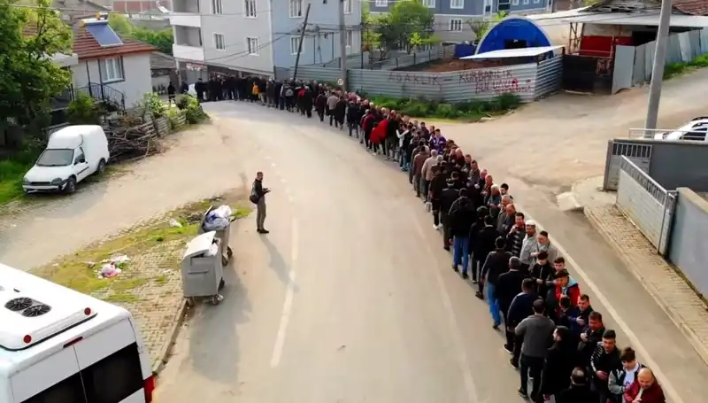 Bursa'da Bayramlaşma Geleneği: 1 Kilometrelik Kuyruk Tüm Dikkatleri Üzerine Topladı