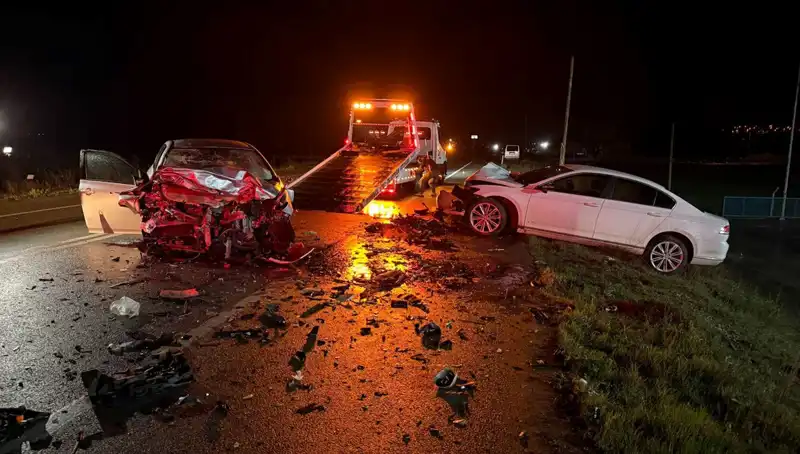 Çanakkale'de Feci Kaza: İki Otomobil Kafa Kafaya Çarpıştı, 3 Kişi Hayatını Kaybetti