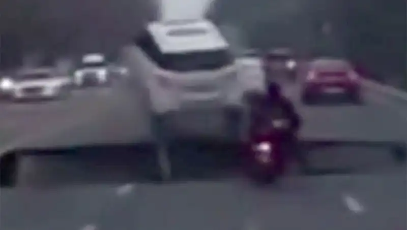 Güney Kore Otoyolunda Dev Çukur: Motosiklet Kazasına Sebep Oldu!