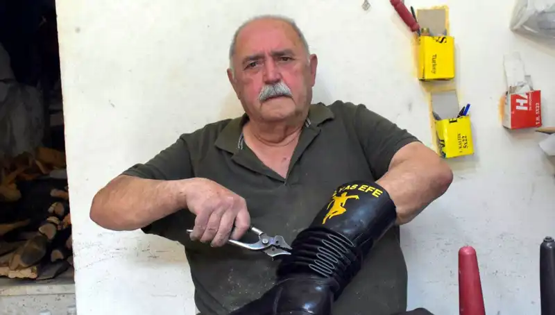 Tireli Hasan Usta: 64 Yıldır Mesleğini Sürdürüyor ve Ustalığı ile Efsane Oluyor