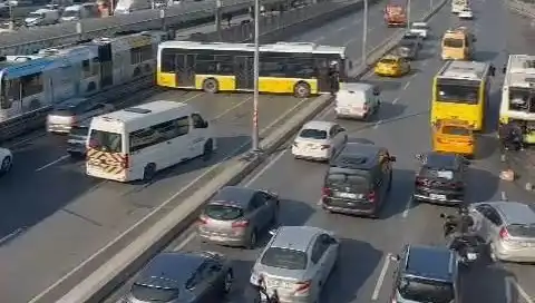 İstanbul'da İETT Otobüsü Kaza Yaptı: Trafik Felç Oldu