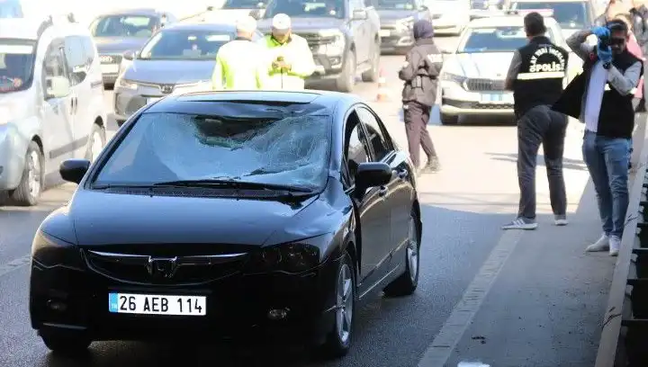 Polisi görünce köprüden atlayan adam hayatını riske attı!