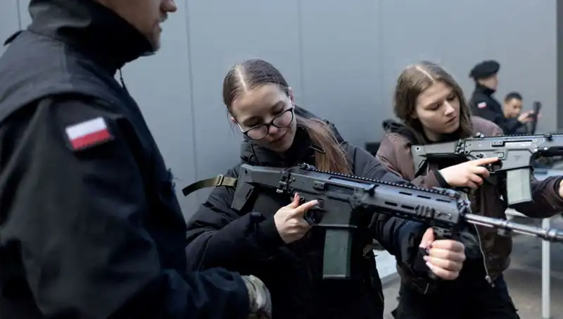 Polonya’da Siviller Askeri Eğitime Alınarak Savaş Hazırlıkları Başlatıldı